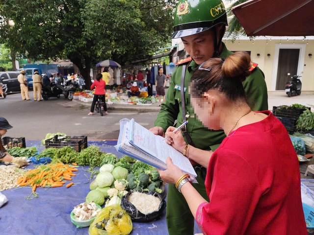 TP.HCM đồng loạt xử lý lấn chiếm lòng lề đường- Ảnh 8. TP.HCM đồng loạt xử lý lấn chiếm lòng lề đường- Ảnh 8.