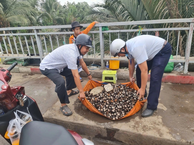 TP.HCM đồng loạt xử lý lấn chiếm lòng lề đường- Ảnh 5. TP.HCM đồng loạt xử lý lấn chiếm lòng lề đường- Ảnh 5.