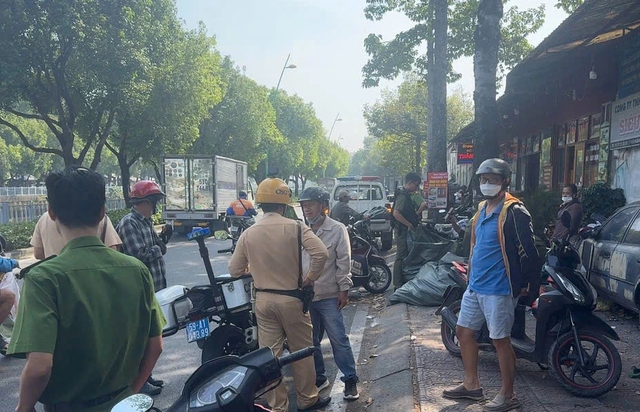 TP.HCM đồng loạt xử lý lấn chiếm lòng lề đường- Ảnh 4. TP.HCM đồng loạt xử lý lấn chiếm lòng lề đường- Ảnh 4.