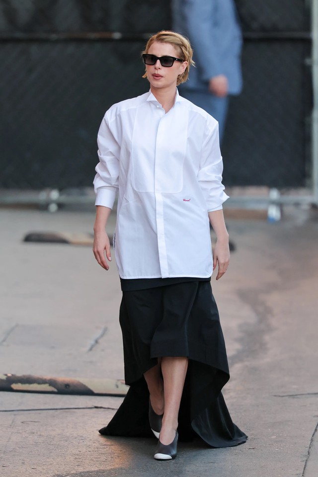 Áo sơ mi trắng ngoại cỡ định hình lại vẻ thanh lịch- Ảnh 1. Áo sơ mi trắng ngoại cỡ định hình lại vẻ thanh lịch- Ảnh 1.