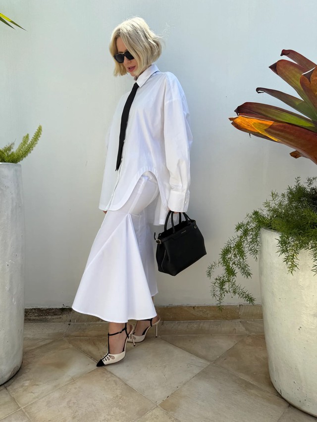 Áo sơ mi trắng ngoại cỡ định hình lại vẻ thanh lịch- Ảnh 3. Áo sơ mi trắng ngoại cỡ định hình lại vẻ thanh lịch- Ảnh 3.