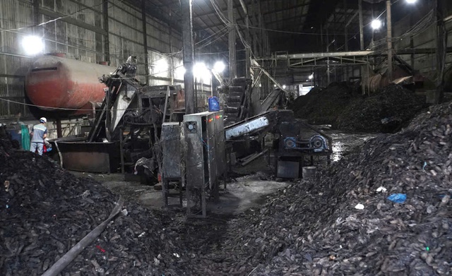 Nước thải đen ngòm xả thẳng ra sông Vàm Cỏ Tây , ô nhiễm môi trường nghiêm trọng - Ảnh 2. Nước thải đen ngòm xả thẳng ra sông Vàm Cỏ Tây , ô nhiễm môi trường nghiêm trọng - Ảnh 2.