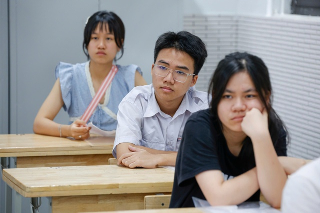 Học sinh H&agrave; Nội bất an trước kỳ thi v&agrave;o lớp 10 - Ảnh 1.