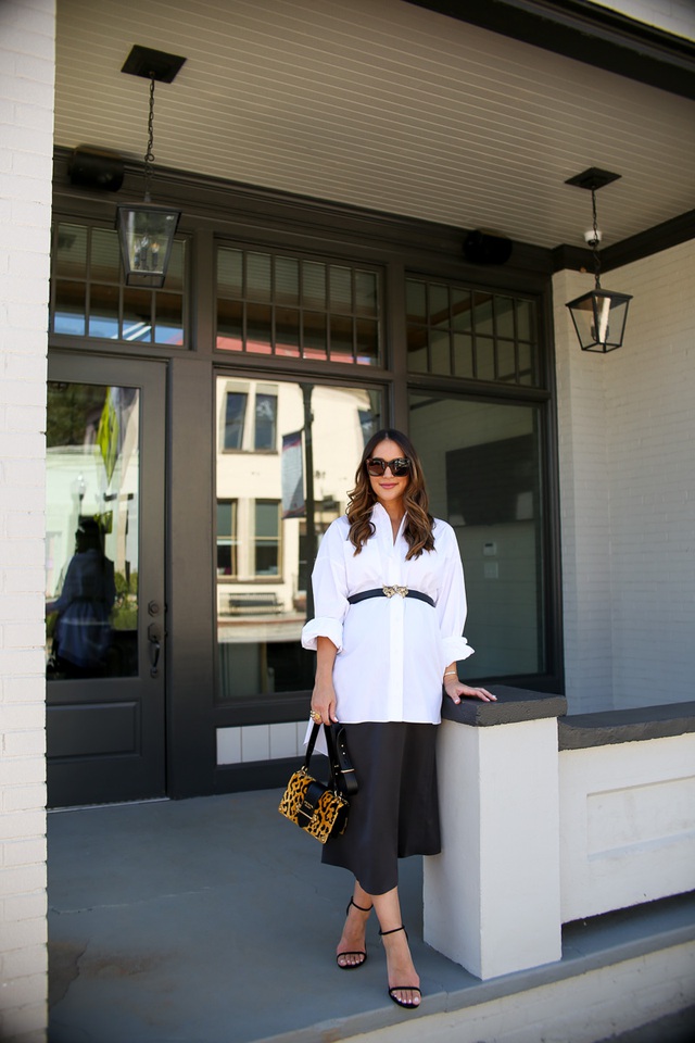 Áo sơ mi trắng ngoại cỡ định hình lại vẻ thanh lịch- Ảnh 4. Áo sơ mi trắng ngoại cỡ định hình lại vẻ thanh lịch- Ảnh 4.