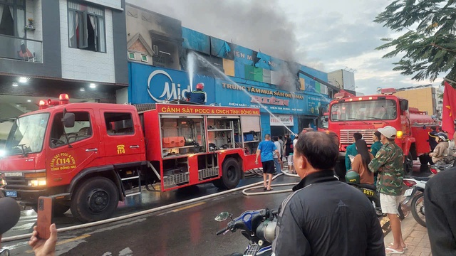 Cháy cửa hàng điện máy ở Đồng Nai, 2 mẹ con tử vong thương tâm- Ảnh 1. Cháy cửa hàng điện máy ở Đồng Nai, 2 mẹ con tử vong thương tâm- Ảnh 1.