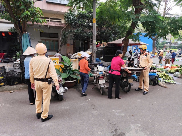 TP.HCM đồng loạt xử lý lấn chiếm lòng lề đường- Ảnh 7. TP.HCM đồng loạt xử lý lấn chiếm lòng lề đường- Ảnh 7.