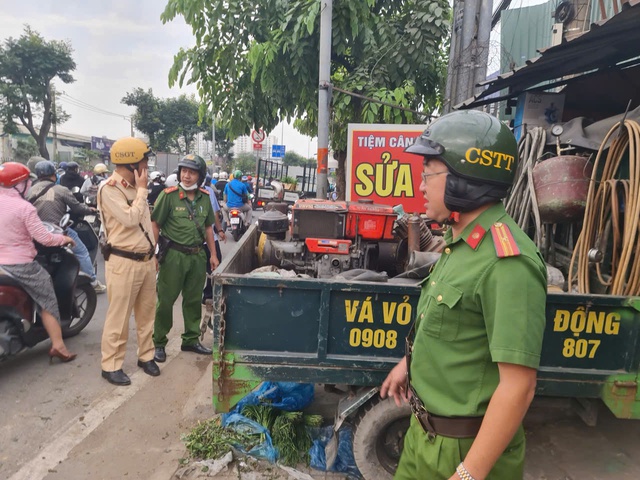 TP.HCM đồng loạt xử lý lấn chiếm lòng lề đường- Ảnh 6. TP.HCM đồng loạt xử lý lấn chiếm lòng lề đường- Ảnh 6.