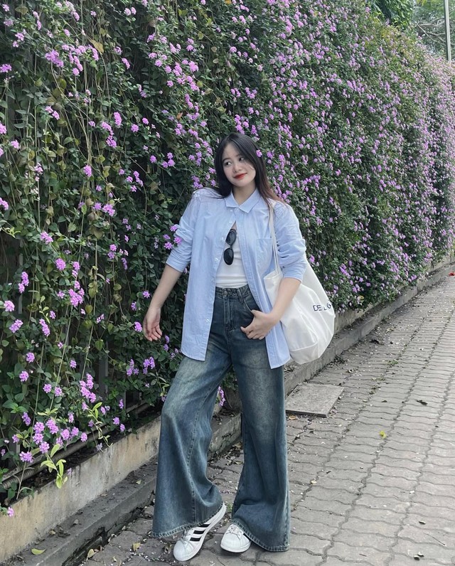 Áo sơ mi phối quần dáng suông chuẩn phong cách hiện đại- Ảnh 1.