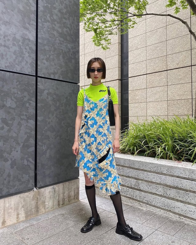 Áo cổ cao phối cùng váy hai dây tạo nét tinh tế cho ngày giao mùa- Ảnh 3.