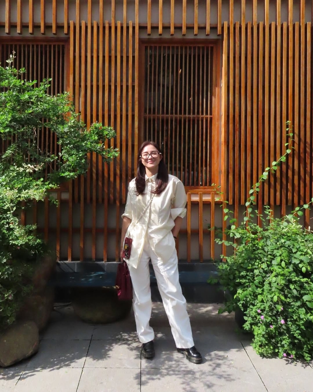 Áo sơ mi phối quần dáng suông chuẩn phong cách hiện đại- Ảnh 4.