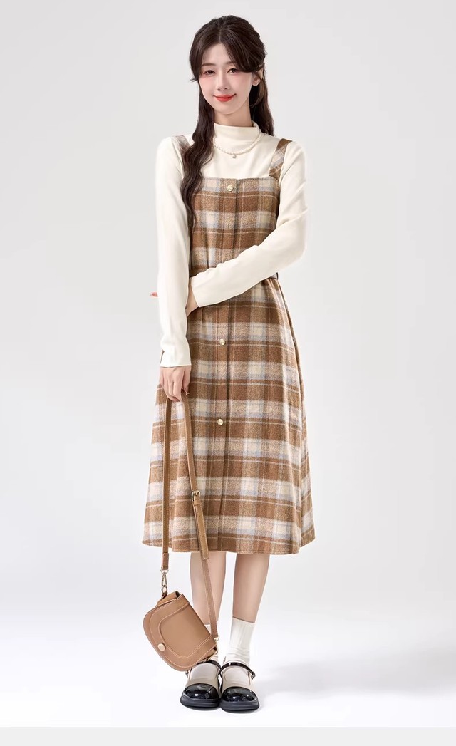 Áo cổ cao phối cùng váy hai dây tạo nét tinh tế cho ngày giao mùa- Ảnh 6.