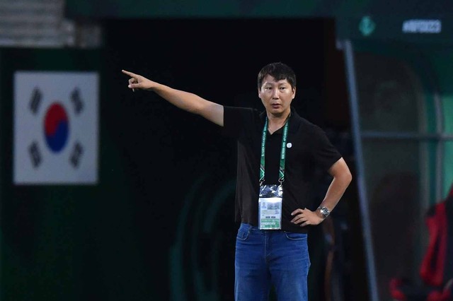 B&aacute;o ch&iacute; H&agrave;n Quốc ngậm ng&ugrave;i: 'Ph&eacute;p thuật Kim Sang-sik' đ&atilde; thắng trong cuộc đấu tr&iacute; đồng hương Lee Min-sung- Ảnh 2.