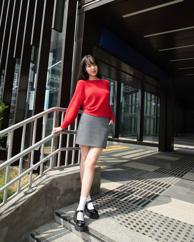 Giày Mary Jane sánh đôi tất cao cổ mang đậm nét retro- Ảnh 1.