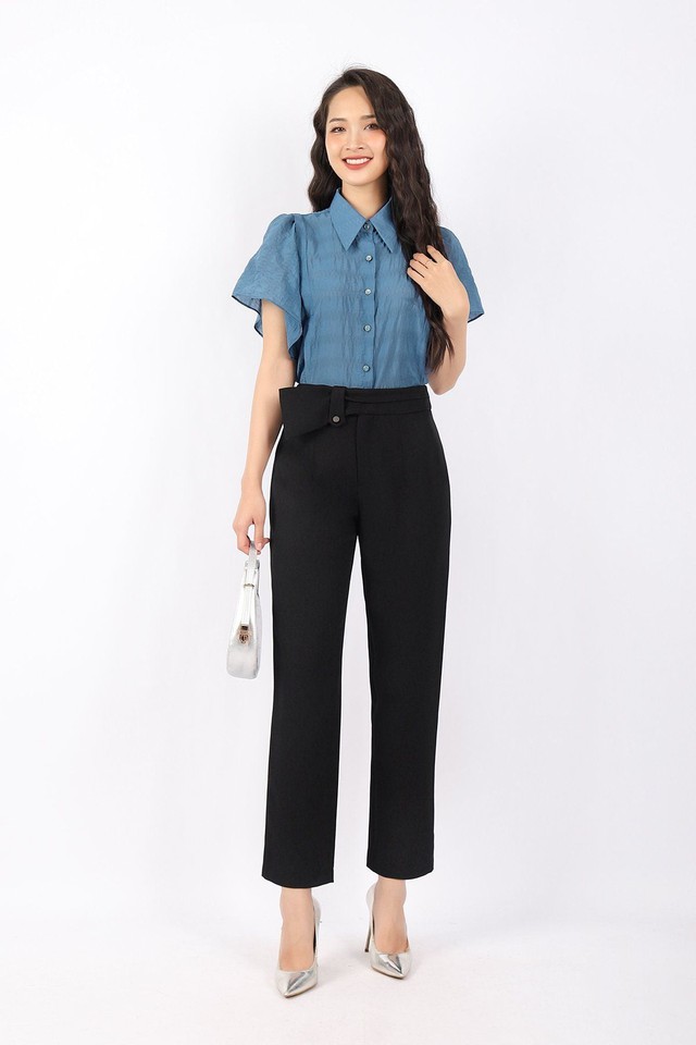 Biến trang phục đơn điệu trở nên dịu dàng nhờ áo cánh tiên- Ảnh 1. Biến trang phục đơn điệu trở nên dịu dàng nhờ áo cánh tiên- Ảnh 1.