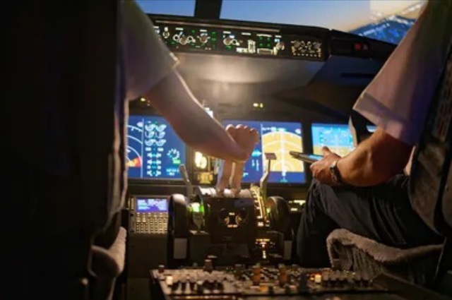 Cơ trưởng đánh cơ phó ngay trong buồng lái chuyến bay- Ảnh 1.