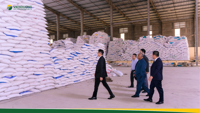 Thủ tướng Cộng h&ograve;a Vanuatu Jotham Napat tham quan nh&agrave; m&aacute;y gạo xuất khẩu Viễn Dương

- Ảnh 2.