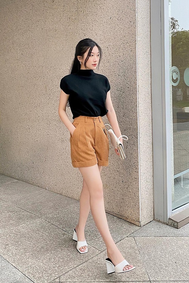 Quần nhung trầm ấm, 'chìa khóa' cho vẻ ngoài sang trọng thầm lặng- Ảnh 2.