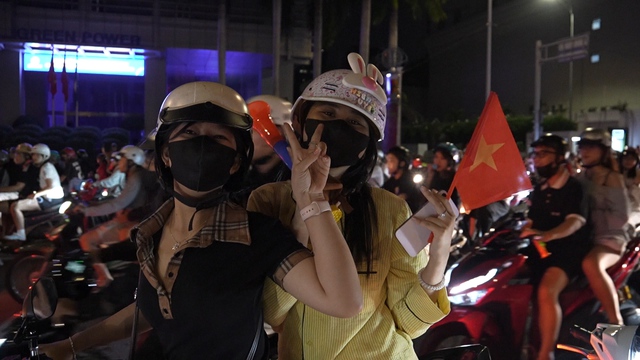 Người h&acirc;m mộ TP.HCM xuống đường &lsquo;đi b&atilde;o&rsquo; mừng U.23 Việt Nam gi&agrave;nh HCĐ ch&acirc;u &Aacute;- Ảnh 4.