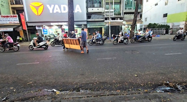 TP.HCM: Quyết liệt xử l&yacute; lấn chiếm vỉa h&egrave;, l&ograve;ng đường khu vực Chợ Lớn - Ảnh 2.