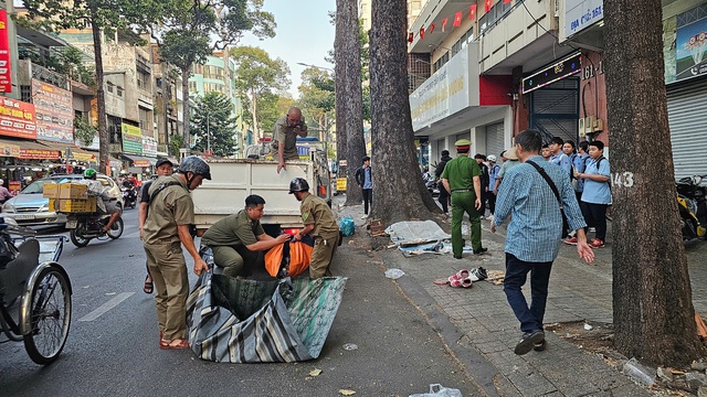 TP.HCM: Quyết liệt xử l&yacute; lấn chiếm vỉa h&egrave;, l&ograve;ng đường khu vực Chợ Lớn - Ảnh 1.