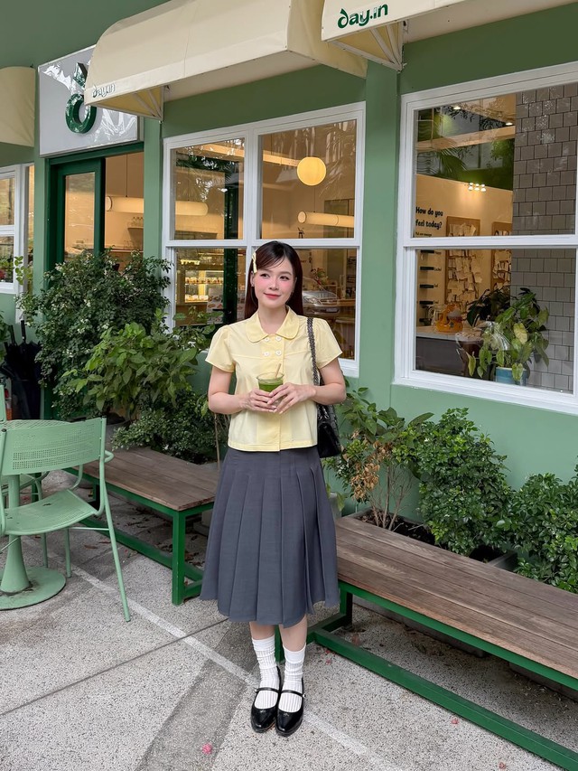 Giày Mary Jane sánh đôi tất cao cổ mang đậm nét retro- Ảnh 3.