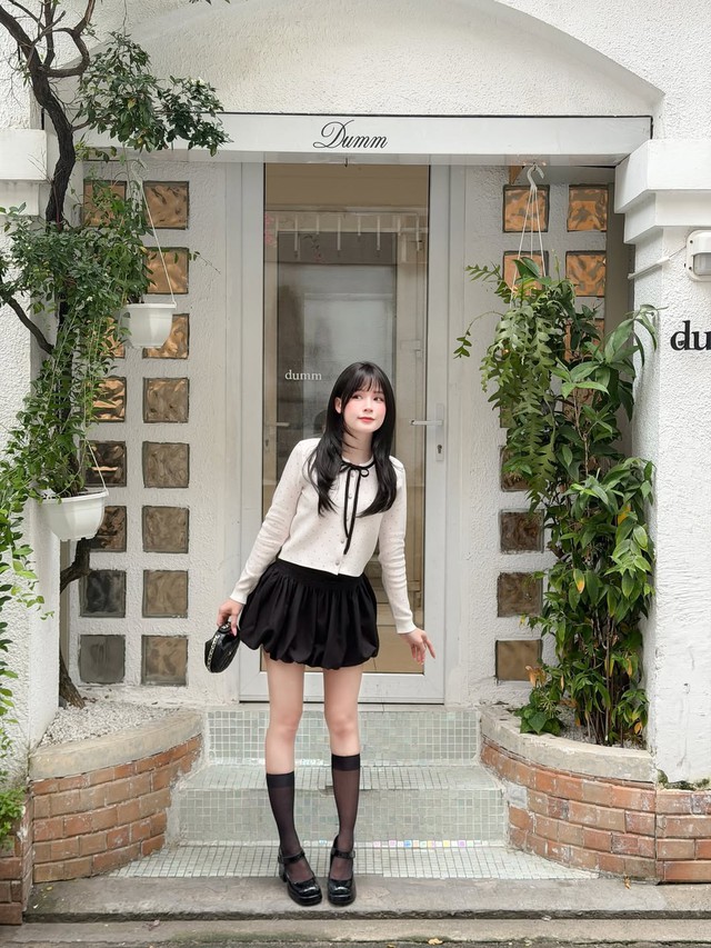 Giày Mary Jane sánh đôi tất cao cổ mang đậm nét retro- Ảnh 4.