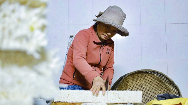 Giữ hương tết xưa: L&agrave;ng b&aacute;nh nổ giữ vị tết qua những nhịp b&uacute;a- Ảnh 4.