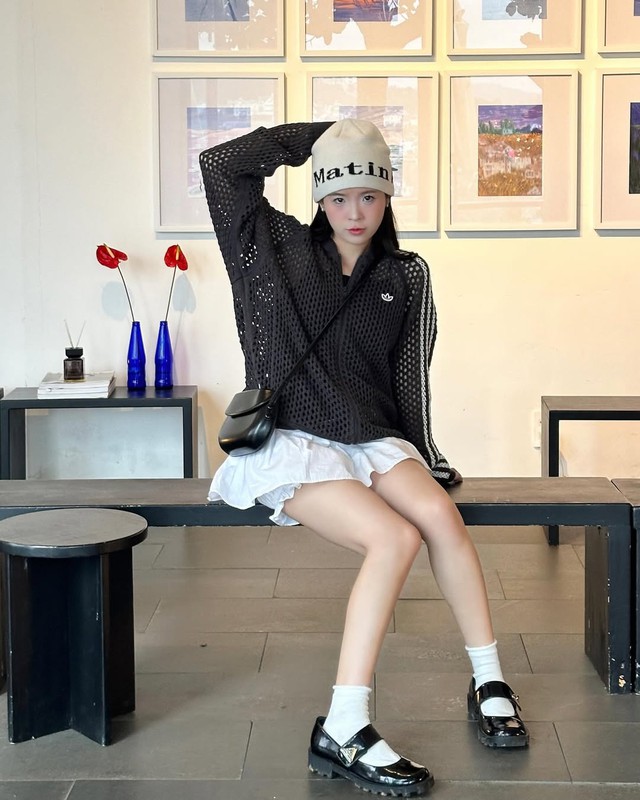 Giày Mary Jane sánh đôi tất cao cổ mang đậm nét retro- Ảnh 5.