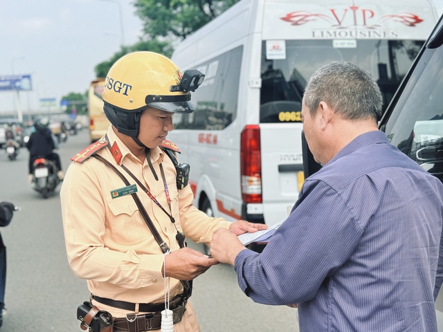 CSGT TP.HCM tổng kiểm soát vận tải hành khách, hàng hóa trước Tết Bính Ngọ - Ảnh 2.