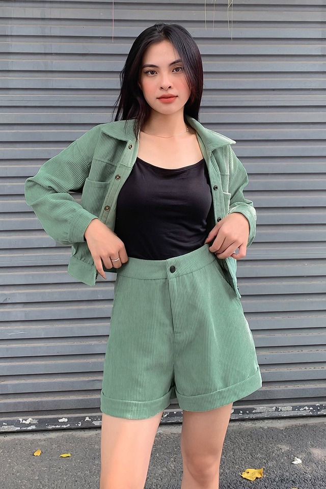 Quần nhung trầm ấm, 'chìa khóa' cho vẻ ngoài sang trọng thầm lặng- Ảnh 6.