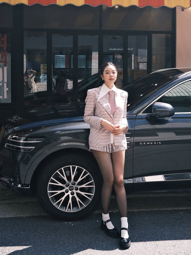 Giày Mary Jane sánh đôi tất cao cổ mang đậm nét retro- Ảnh 7.