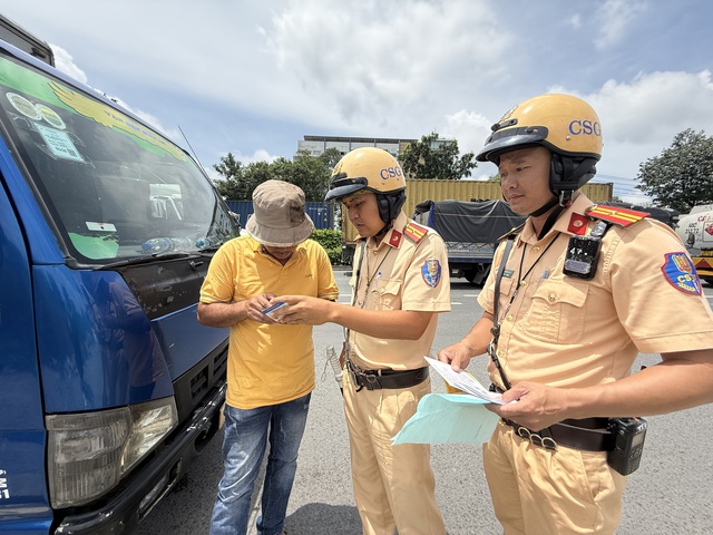CSGT TP.HCM tổng kiểm soát vận tải hành khách, hàng hóa trước Tết Bính Ngọ - Ảnh 1.