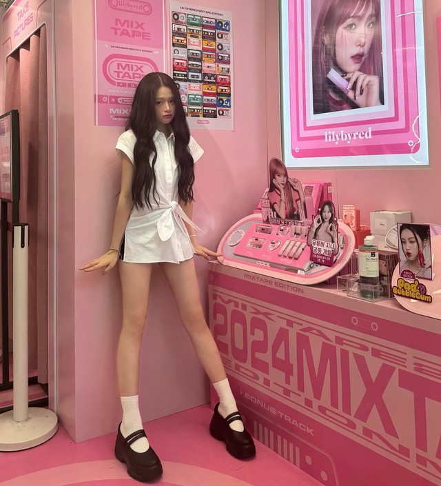 Giày Mary Jane sánh đôi tất cao cổ mang đậm nét retro- Ảnh 8.