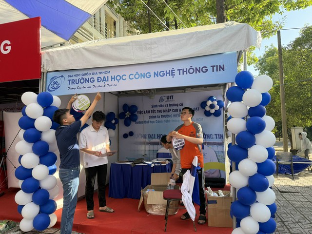 Trải nghiệm công nghệ mới tại các gian triển lãm Tư vấn mùa thi - Ảnh 1.