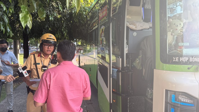 TP.HCM: Đội CSGT Bình Triệu xử lý xe khách trá hình- Ảnh 2. TP.HCM: Đội CSGT Bình Triệu xử lý xe khách trá hình- Ảnh 2.