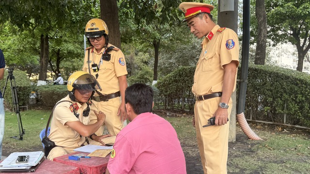 TP.HCM: Đội CSGT Bình Triệu xử lý xe khách trá hình- Ảnh 4. TP.HCM: Đội CSGT Bình Triệu xử lý xe khách trá hình- Ảnh 4.