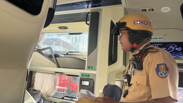 TP.HCM: Đội CSGT Bình Triệu xử lý xe khách trá hình- Ảnh 3. TP.HCM: Đội CSGT Bình Triệu xử lý xe khách trá hình- Ảnh 3.