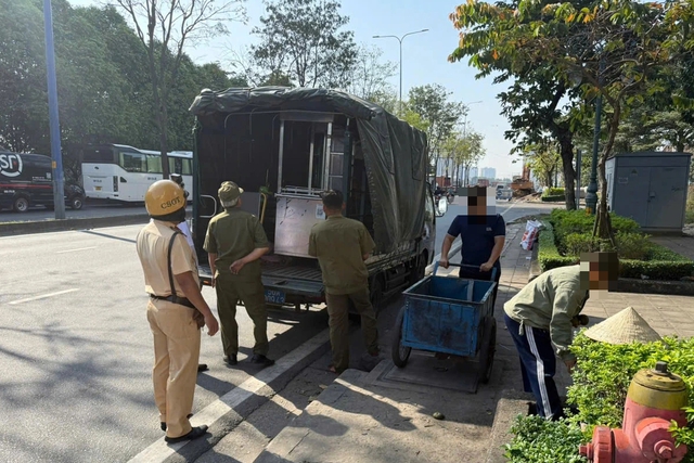 TP.HCM: Xử l&yacute; ki&ecirc;n quyết vi phạm vỉa h&egrave;, l&ograve;ng đường ở nhiều tuyến phố- Ảnh 1.