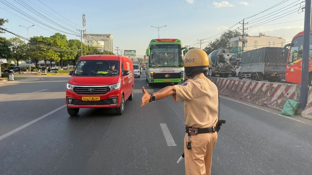 TP.HCM: Đội CSGT Bình Triệu xử lý xe khách trá hình- Ảnh 1. TP.HCM: Đội CSGT Bình Triệu xử lý xe khách trá hình- Ảnh 1.