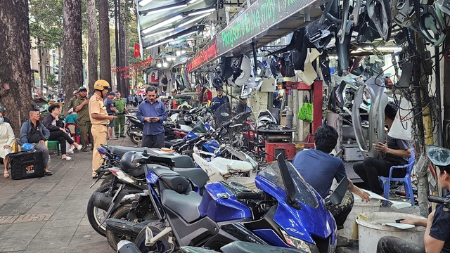 TP.HCM: Quyết liệt xử l&yacute; lấn chiếm vỉa h&egrave;, l&ograve;ng đường khu vực Chợ Lớn - Ảnh 4.