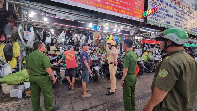 TP.HCM: Quyết liệt xử l&yacute; lấn chiếm vỉa h&egrave;, l&ograve;ng đường khu vực Chợ Lớn - Ảnh 3.