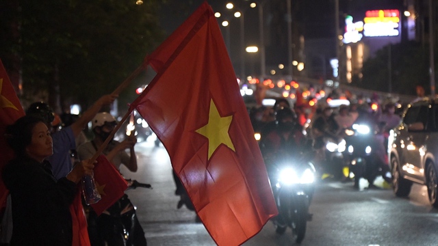 Người h&acirc;m mộ TP.HCM xuống đường &lsquo;đi b&atilde;o&rsquo; mừng U.23 Việt Nam gi&agrave;nh HCĐ ch&acirc;u &Aacute;- Ảnh 2.