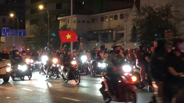 Người h&acirc;m mộ TP.HCM xuống đường &lsquo;đi b&atilde;o&rsquo; mừng U.23 Việt Nam gi&agrave;nh HCĐ ch&acirc;u &Aacute;- Ảnh 7.