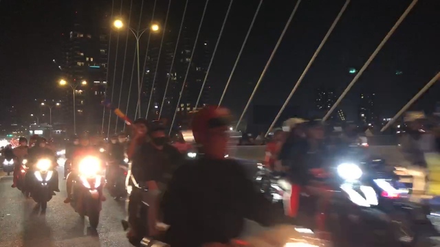 Người h&acirc;m mộ TP.HCM xuống đường &lsquo;đi b&atilde;o&rsquo; mừng U.23 Việt Nam gi&agrave;nh HCĐ ch&acirc;u &Aacute;- Ảnh 9.