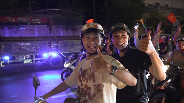 Người h&acirc;m mộ TP.HCM xuống đường &lsquo;đi b&atilde;o&rsquo; mừng U.23 Việt Nam gi&agrave;nh HCĐ ch&acirc;u &Aacute;- Ảnh 5.