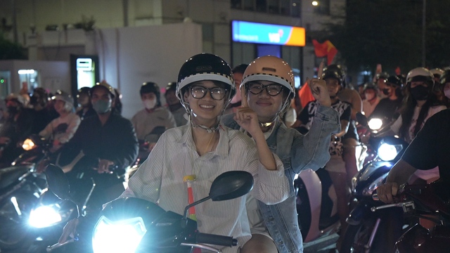 Người h&acirc;m mộ TP.HCM xuống đường &lsquo;đi b&atilde;o&rsquo; mừng U.23 Việt Nam gi&agrave;nh HCĐ ch&acirc;u &Aacute;- Ảnh 3.