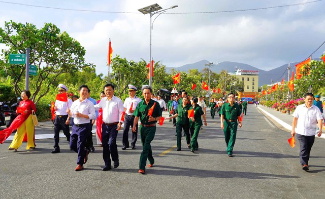 Đặc khu C&ocirc;n Đảo kh&aacute;nh th&agrave;nh đường cờ, đường hoa trong dịp đặc biệt- Ảnh 3.