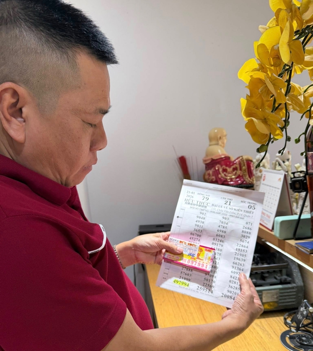 Khách TP.HCM trúng cây vé 34,3 tỉ xổ số miền Nam, gửi ngân hàng ngay lập tức - Ảnh 2.