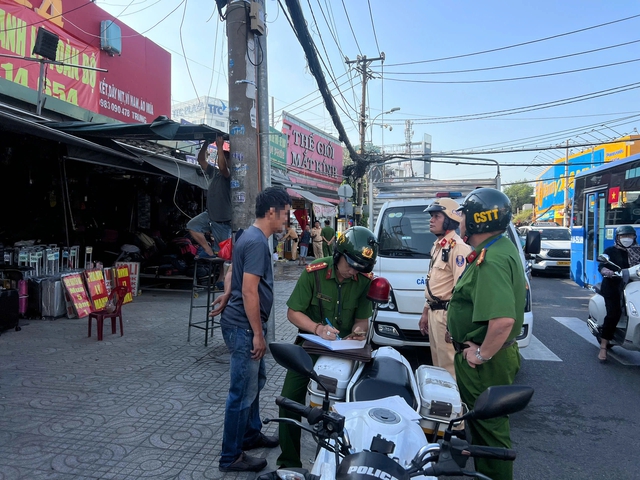 TP.HCM: Xử l&yacute; ki&ecirc;n quyết vi phạm vỉa h&egrave;, l&ograve;ng đường ở nhiều tuyến phố- Ảnh 3.