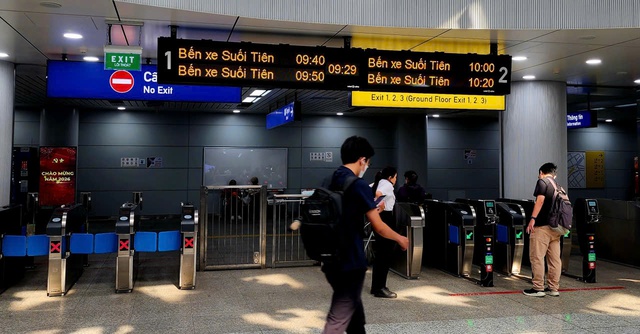 Trang bị m&aacute;y khử rung tim tự động cấp cứu đột quỵ tại nh&agrave; ga metro TP.HCM- Ảnh 1.